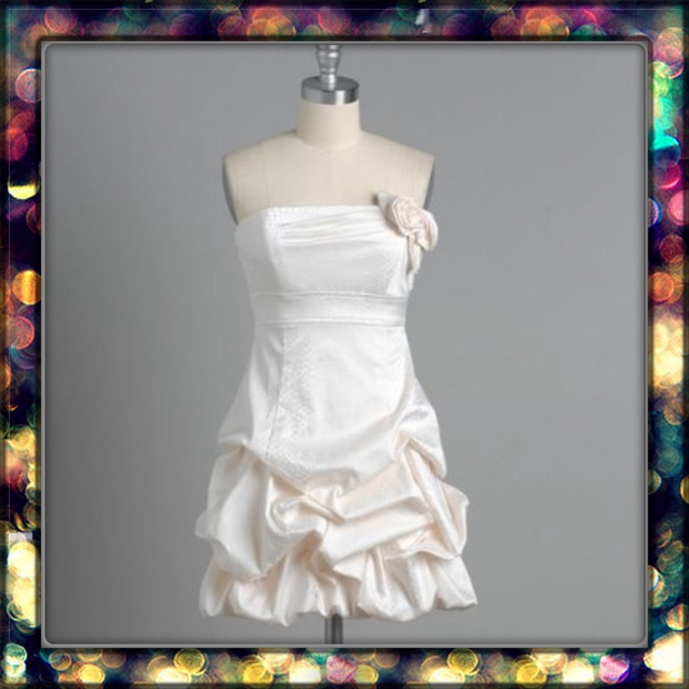 Strapless ivory strapless short dress
